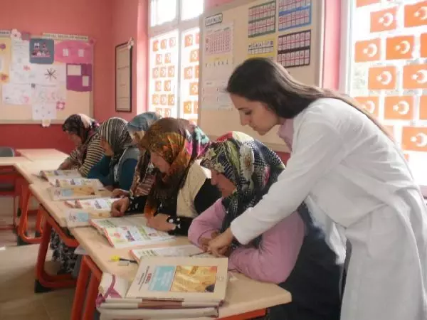 DİLEK ÖĞRETMEN'İN KÖYDEN DÜNYAYA UZANAN BAŞARISI KİTAP OLDU