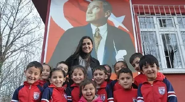 DİLEK ÖĞRETMEN'İN KÖYDEN DÜNYAYA UZANAN BAŞARISI KİTAP OLDU