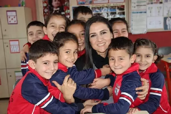 DİLEK ÖĞRETMEN'İN KÖYDEN DÜNYAYA UZANAN BAŞARISI KİTAP OLDU
