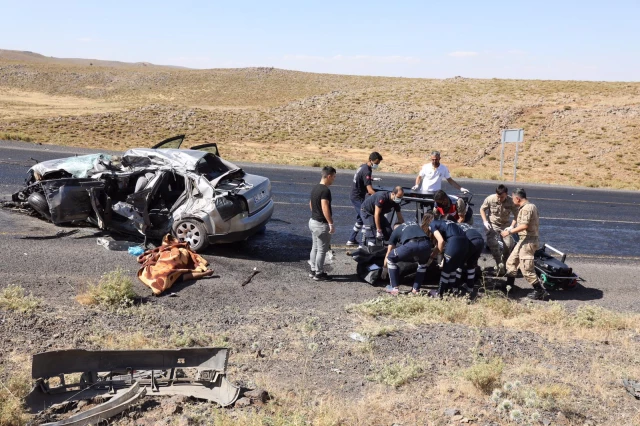Diyarbakır'da tuğla yüklü kamyon ile otomobil çarpıştı: 2 ölü, 3 yaralı