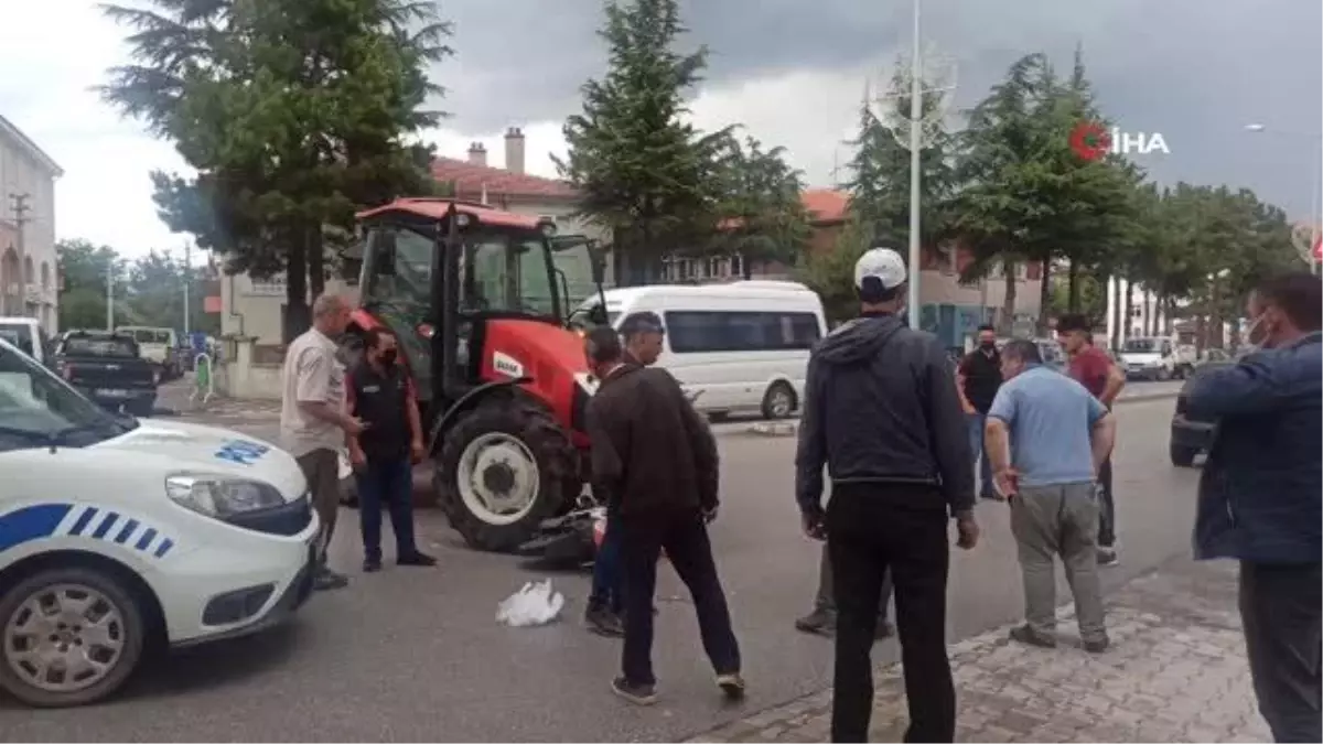 Ehliyetsiz traktör sürücüsü elektrikli bisiklete çarptı: 1 yaralı