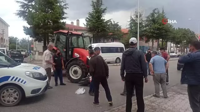 Ehliyetsiz traktör sürücüsü elektrikli bisiklete çarptı: 1 yaralı Ehliyetsiz traktör sürücüsü elektrikli bisiklete çarptı: 1 yaralı