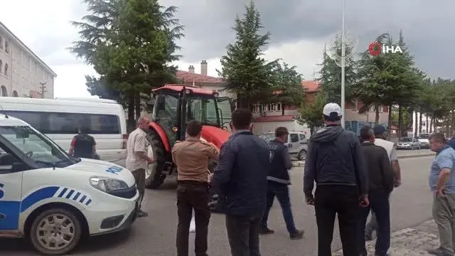 Ehliyetsiz traktör sürücüsü elektrikli bisiklete çarptı: 1 yaralı Ehliyetsiz traktör sürücüsü elektrikli bisiklete çarptı: 1 yaralı