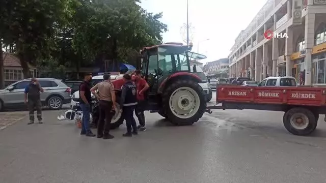Ehliyetsiz traktör sürücüsü elektrikli bisiklete çarptı: 1 yaralı Ehliyetsiz traktör sürücüsü elektrikli bisiklete çarptı: 1 yaralı