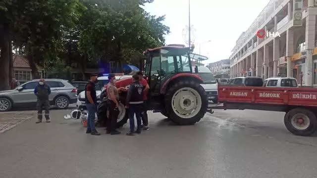 Ehliyetsiz traktör sürücüsü elektrikli bisiklete çarptı: 1 yaralı Ehliyetsiz traktör sürücüsü elektrikli bisiklete çarptı: 1 yaralı