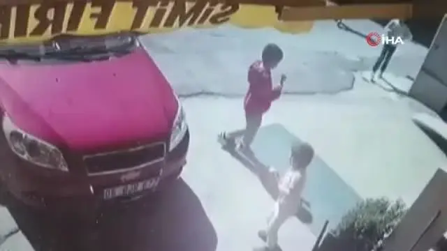 El freni çekilmeyen otomobil fırına böyle girdi