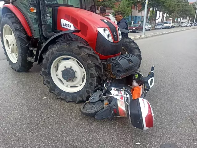 Ehliyetsiz traktör sürücüsü elektrikli bisiklete çarptı: 1 yaralı Ehliyetsiz traktör sürücüsü elektrikli bisiklete çarptı: 1 yaralı