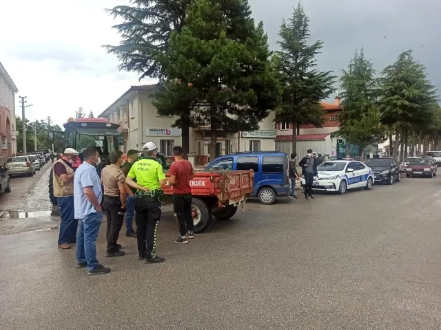Ehliyetsiz traktör sürücüsü elektrikli bisiklete çarptı: 1 yaralı Ehliyetsiz traktör sürücüsü elektrikli bisiklete çarptı: 1 yaralı