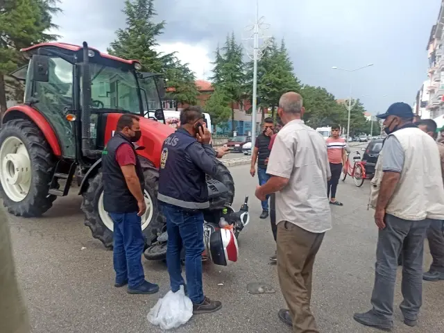 Ehliyetsiz traktör sürücüsü elektrikli bisiklete çarptı: 1 yaralı Ehliyetsiz traktör sürücüsü elektrikli bisiklete çarptı: 1 yaralı