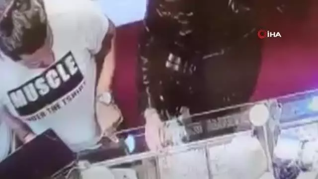 İstanbul'da 'müşteri' kılığında girdikleri otellerde turistleri soyan yabancı hırsızlar yakalandı