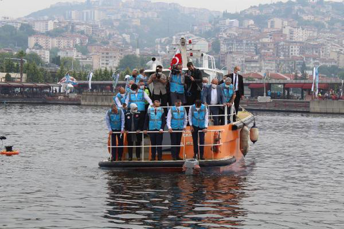 Deniz salyasına karşı yeni yöntem! İzmit Körfezi'ne oksijen makineleri bırakıldı