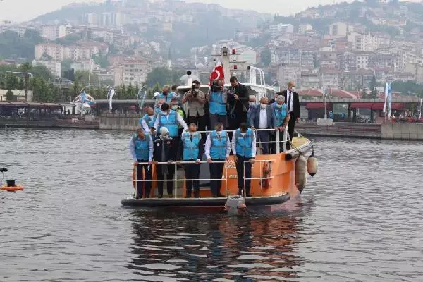 Deniz salyasına karşı yeni yöntem! İzmit Körfezi'ne oksijen makineleri bırakıldı Deniz salyasına karşı yeni yöntem! İzmit Körfezi'ne oksijen makineleri bırakıldı