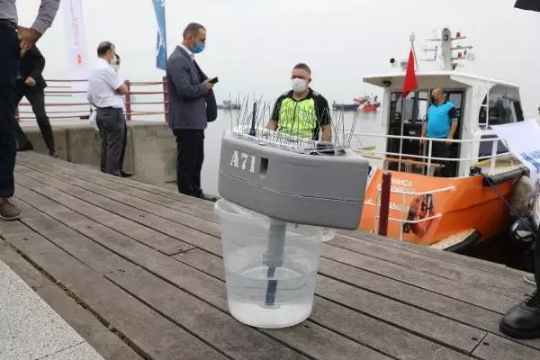 Deniz salyasına karşı yeni yöntem! İzmit Körfezi'ne oksijen makineleri bırakıldı