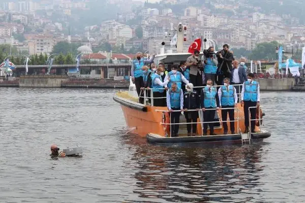 Deniz salyasına karşı yeni yöntem! İzmit Körfezi'ne oksijen makineleri bırakıldı Deniz salyasına karşı yeni yöntem! İzmit Körfezi'ne oksijen makineleri bırakıldı