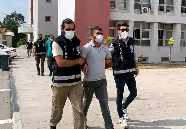 Balkona çıkıp şortunu indirerek cinsel organını gösteren komşusunu pompalı tüfekle vurdu Balkona çıkıp şortunu indirerek cinsel organını gösteren komşusunu pompalı tüfekle vurdu