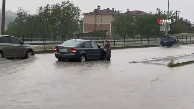 Karabük'te sağanak sonrası yollar göle döndü Karabük'te sağanak sonrası yollar göle döndü