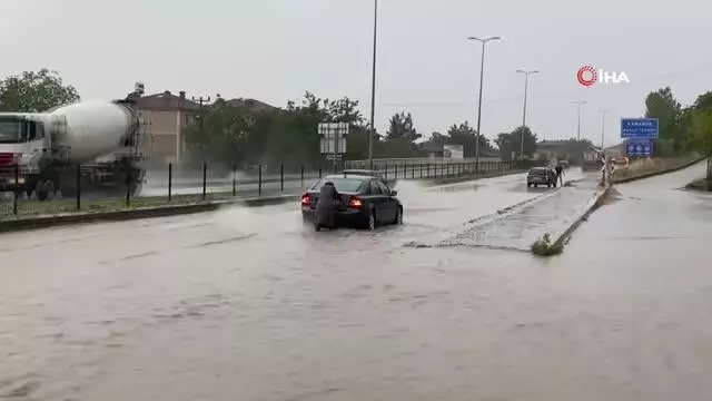 Karabük'te sağanak sonrası yollar göle döndü