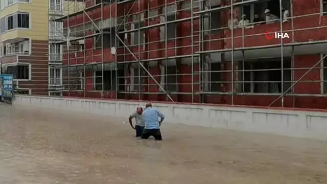 Karabük'te sağanak sonrası yollar göle döndü