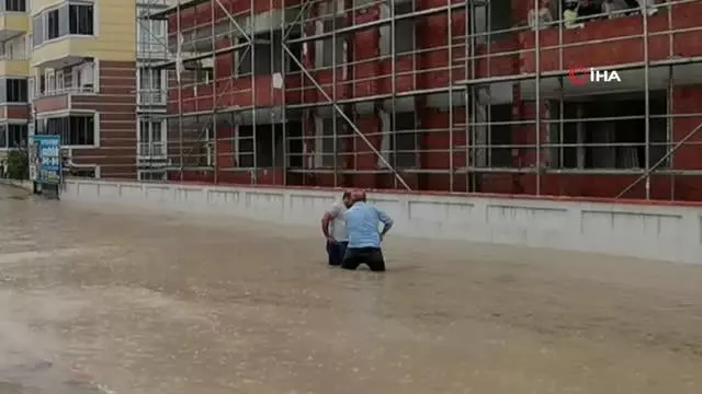 Karabük'te sağanak sonrası yollar göle döndü