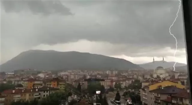 Karabük'te yıldırım düşme anını cep telefonu ile kaydetti