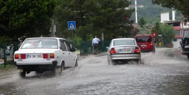 Karabük'te yıldırım düşme anını cep telefonu ile kaydetti
