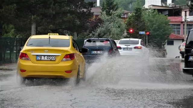 Karabük'te yıldırım düşme anını cep telefonu ile kaydetti