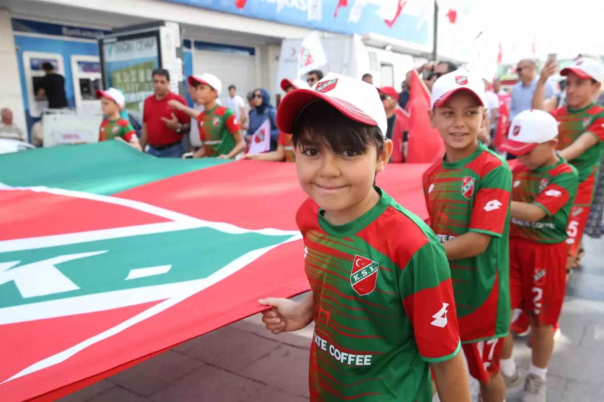 Karşıyaka tek yürek: Ay-Yıldız var göğsümüzde!