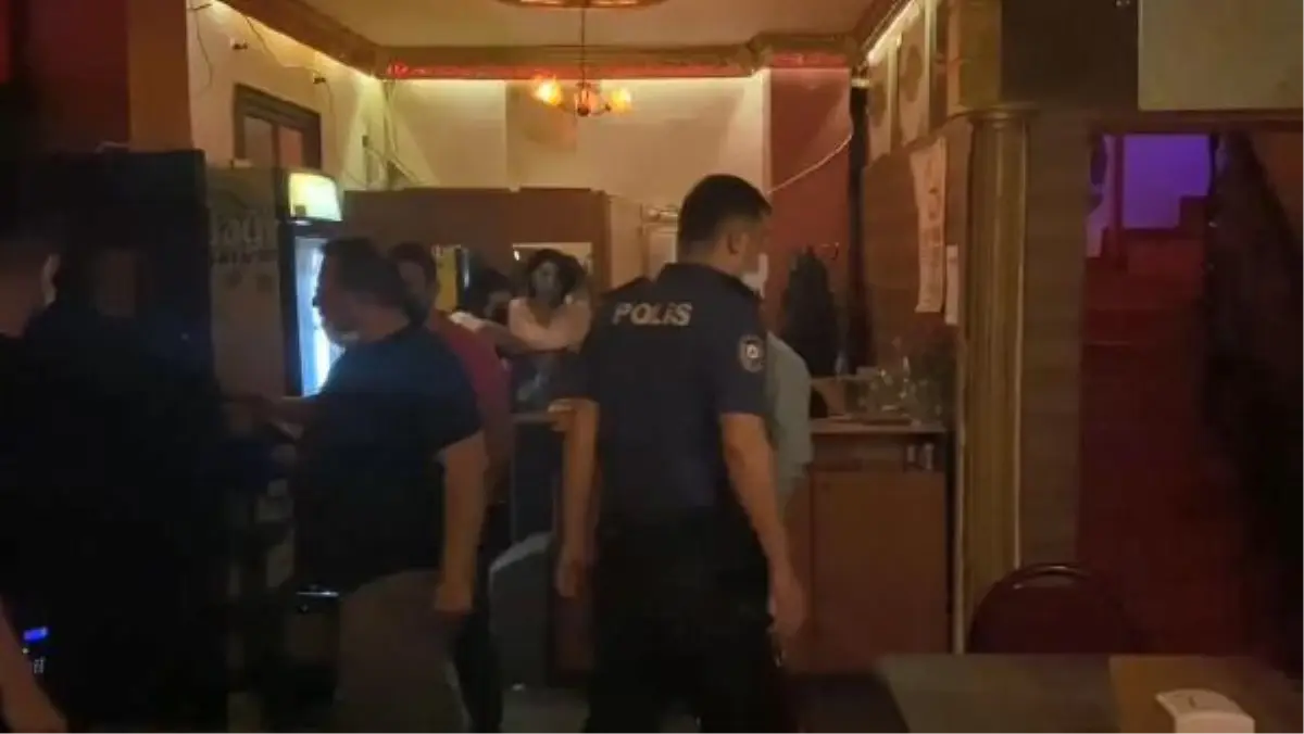 KISITLAMADA AÇIK EĞLENCE MERKEZİNE BASKIN 17 KİŞİYE 53 BİN LİRA CEZA