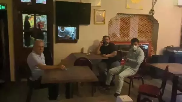 KISITLAMADA AÇIK EĞLENCE MERKEZİNE BASKIN 17 KİŞİYE 53 BİN LİRA CEZA