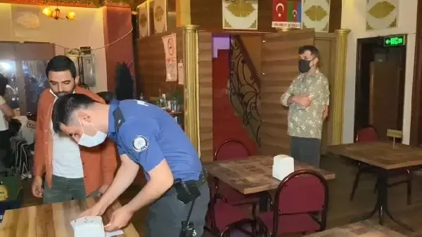 KISITLAMADA AÇIK EĞLENCE MERKEZİNE BASKIN 17 KİŞİYE 53 BİN LİRA CEZA