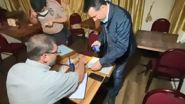 KISITLAMADA AÇIK EĞLENCE MERKEZİNE BASKIN 17 KİŞİYE 53 BİN LİRA CEZA