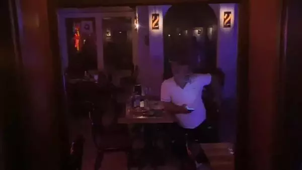 KISITLAMADA AÇIK EĞLENCE MERKEZİNE BASKIN 17 KİŞİYE 53 BİN LİRA CEZA