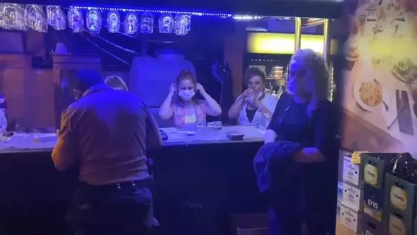 KISITLAMADA AÇIK EĞLENCE MERKEZİNE BASKIN 17 KİŞİYE 53 BİN LİRA CEZA