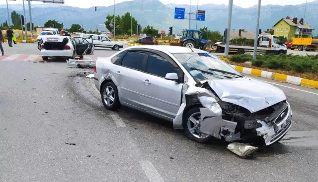 Konya'da iki otomobil çarpıştı: 8 yaralı