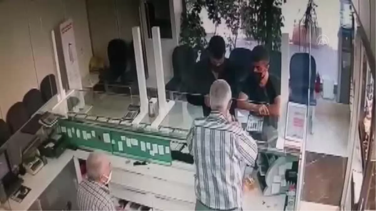 Kuyumcudan bilezik çaldıkları iddiasıyla 4 şüpheli yakalandı