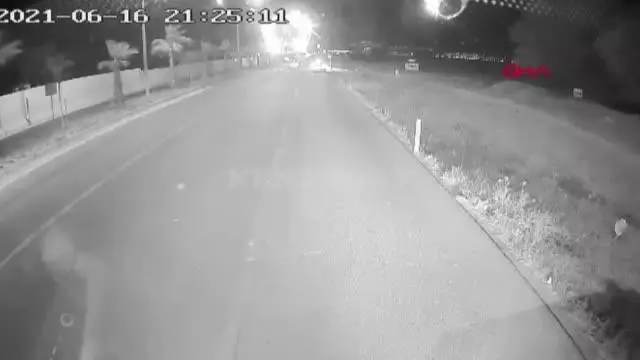 MARDİN YOLUN KARŞISINA GEÇMEKTE ZORLANAN HELİN'E DESTEK OLAN ŞOFÖR, ÖDÜLLENDİRİLDİ