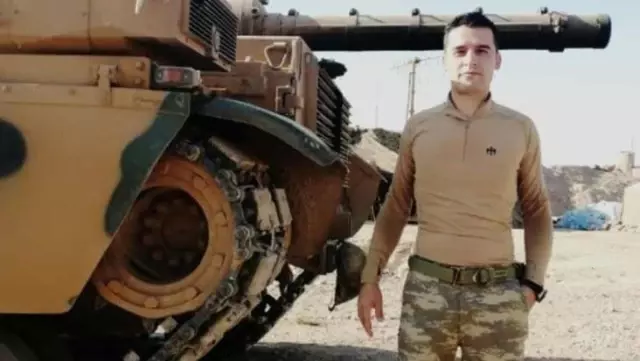 Mehmetçik'ten büyük kahramanlık! Arkadaşları zarar görmesin diye bombayı iki ayağının arasında patlattı Mehmetçik'ten büyük kahramanlık! Arkadaşları zarar görmesin diye bombayı iki ayağının arasında patlattı