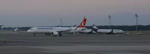 RUSYA'DAN TURİST TAŞIYAN İLK UÇAK ANTALYA'DA RUSYA'DAN TURİST TAŞIYAN İLK UÇAK ANTALYA'DA