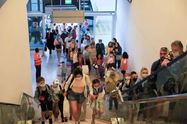 RUSYA'DAN TURİST TAŞIYAN İLK UÇAK ANTALYA'DA