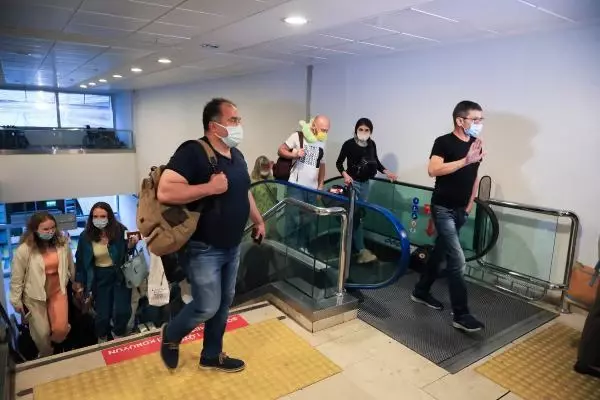 RUSYA'DAN TURİST TAŞIYAN İLK UÇAK ANTALYA'DA