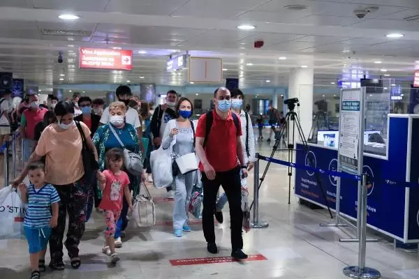 RUSYA'DAN TURİST TAŞIYAN İLK UÇAK ANTALYA'DA