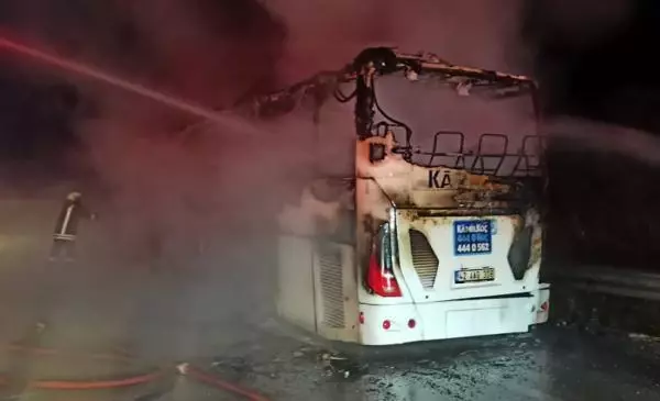 Seyir halinde alev alan yolcu otobüsü yandı Seyir halinde alev alan yolcu otobüsü yandı