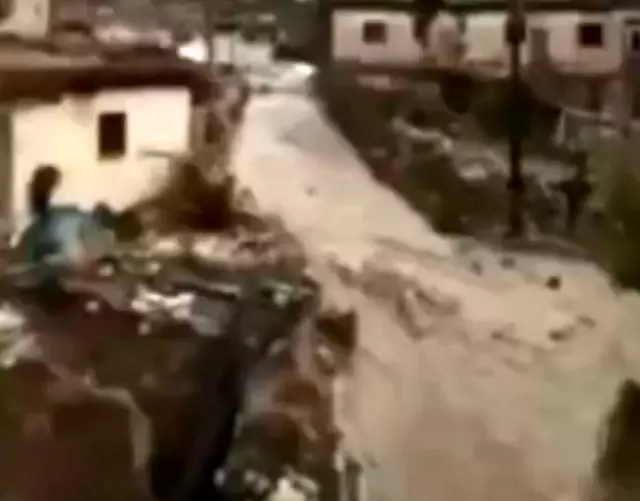 Şiddetli yağış köydeki yolları dereye çevirdi Şiddetli yağış köydeki yolları dereye çevirdi
