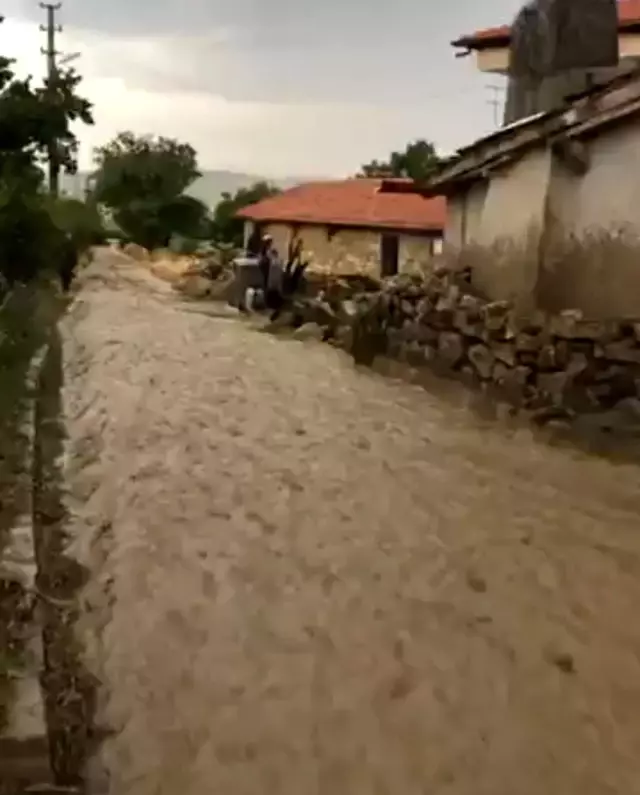 Şiddetli yağış köydeki yolları dereye çevirdi Şiddetli yağış köydeki yolları dereye çevirdi