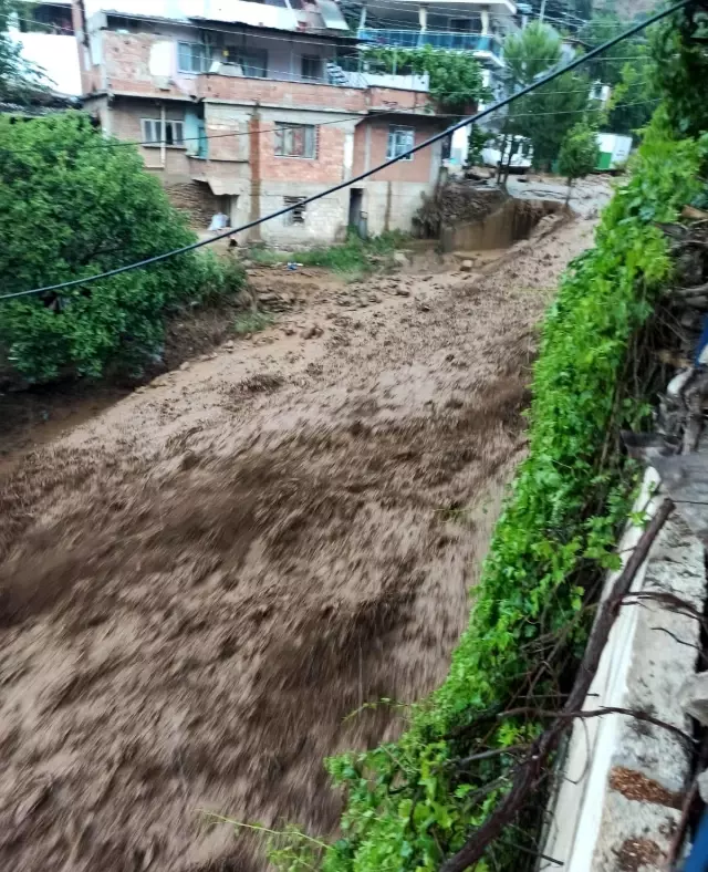 Şiddetli yağış köydeki yolları dereye çevirdi Şiddetli yağış köydeki yolları dereye çevirdi