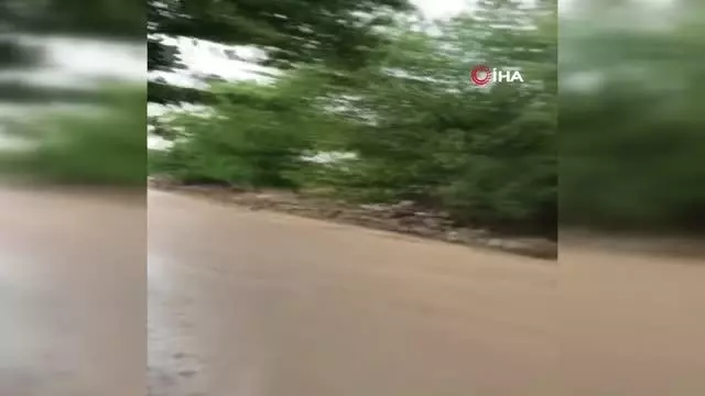 Şiddetli yağış köydeki yolları dereye çevirdi Şiddetli yağış köydeki yolları dereye çevirdi