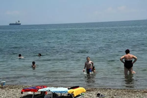 Tekirdağ'da mavi bayraklı plajlara 'Müsilaj nedeniyle denize girmeyin' tabelaları asıldı