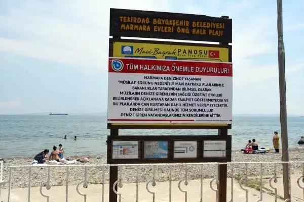 Tekirdağ'da mavi bayraklı plajlara 'Müsilaj nedeniyle denize girmeyin' tabelaları asıldı