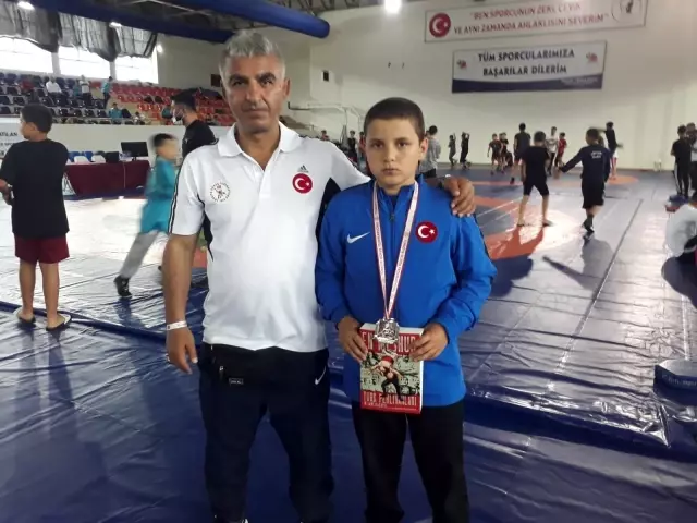 Türkiye Güreş Şampiyonasında Türkiye 2.cisi olarak Şuhutluları sevince boğdu