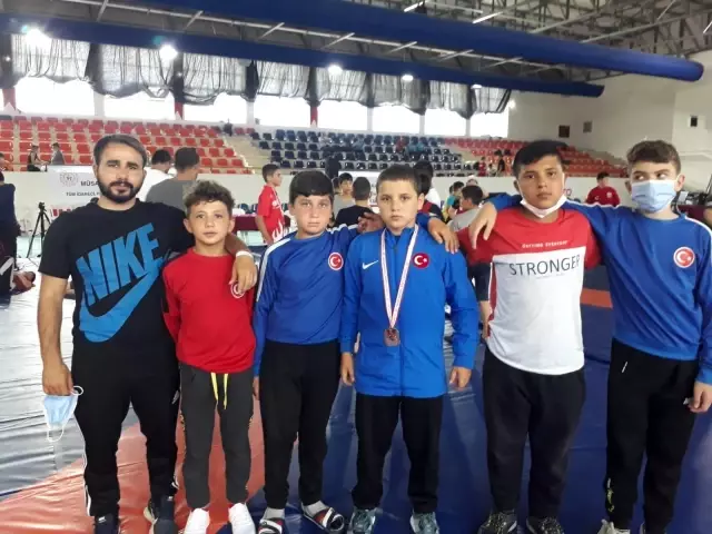 Türkiye Güreş Şampiyonasında Türkiye 2.cisi olarak Şuhutluları sevince boğdu